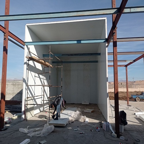 اجرای ساندویچ پانل سقف سوله